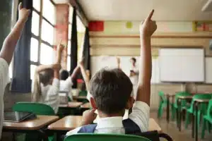 Volta às Aulas em Abu Dhabi: O Retorno ao Ensino Presencial